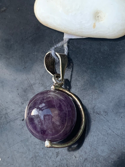 Améthyste, pendentif 'Globe' en Argent, de 28mm de hauteur x 17 de largeur x 14 d'épaisseur. Vendu avec cordon réglable de couleur noire offert !