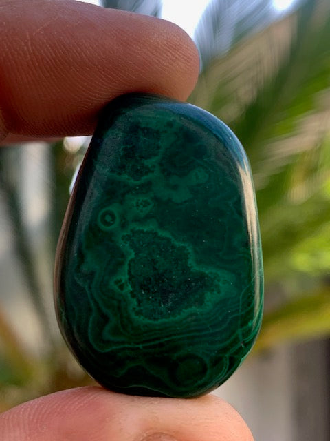 Malachite, tumbled stone of 36 mm x 25 x 17 - 34.8 gr.