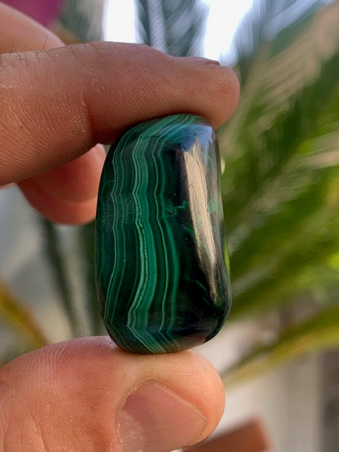 Malachite, tumbled stone of 36 mm x 25 x 17 - 34.8 gr.