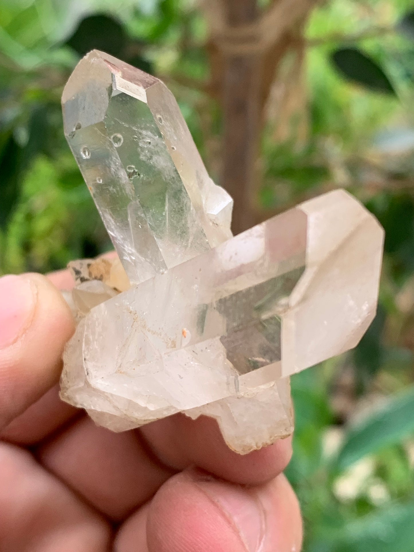 Cristal de Roche - Double pointe laser naturelle - ± 48 de haut x 50 de large x 32 mm d'épaisseur - 43,4 gr. !