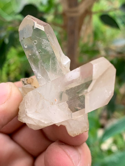 Cristal de Roche - Double pointe laser naturelle - ± 48 de haut x 50 de large x 32 mm d'épaisseur - 43,4 gr. !