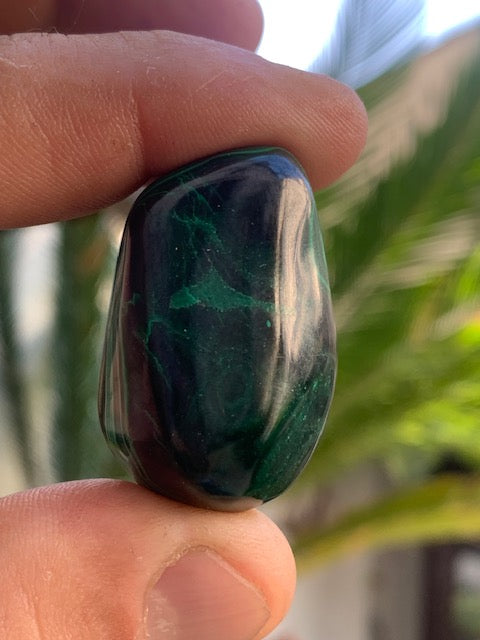 Malachite, tumbled stone of 36 mm x 25 x 17 - 34.8 gr.