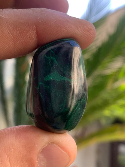 Malachite, tumbled stone of 36 mm x 25 x 17 - 34.8 gr.