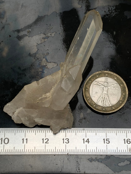 Cristal de Roche – Pointe laser jumelée naturelle – ±33 mm de haut × 65 mm de large × 30 mm d’épaisseur – 22 gr. !