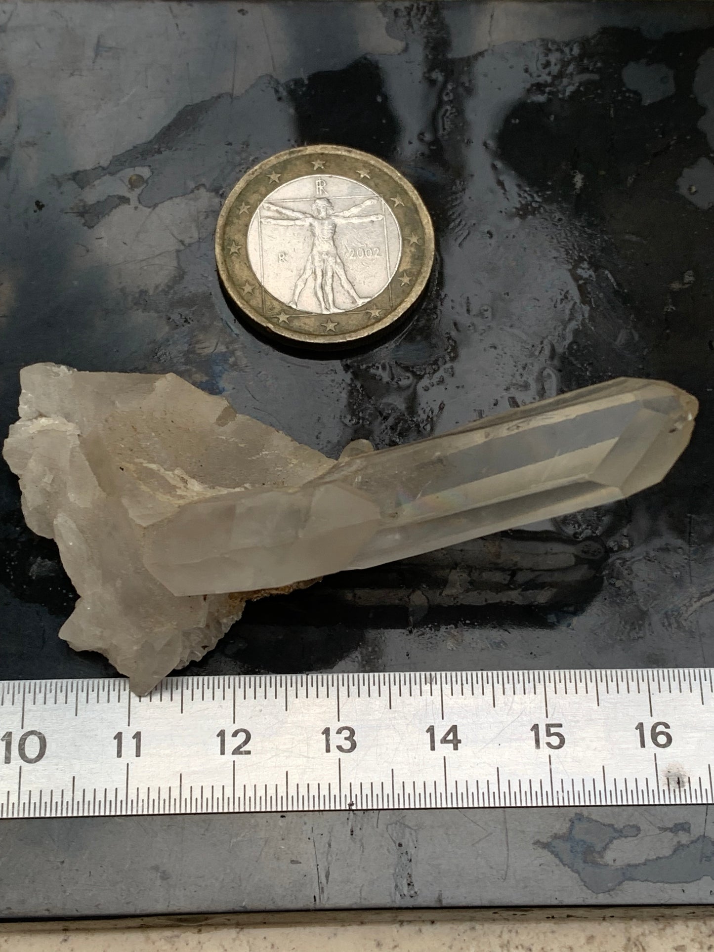 Cristal de Roche – Pointe laser jumelée naturelle – ±33 mm de haut × 65 mm de large × 30 mm d’épaisseur – 22 gr. !