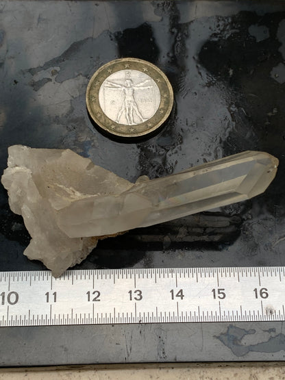 Cristal de Roche – Pointe laser jumelée naturelle – ±33 mm de haut × 65 mm de large × 30 mm d’épaisseur – 22 gr. !