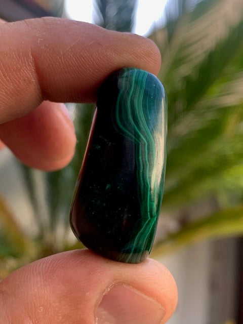 Malachite, tumbled stone of 36 mm x 25 x 17 - 34.8 gr.