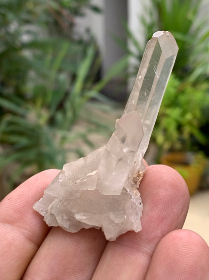 Cristal de Roche – Pointe laser jumelée naturelle – ±33 mm de haut × 65 mm de large × 30 mm d’épaisseur – 22 gr. !