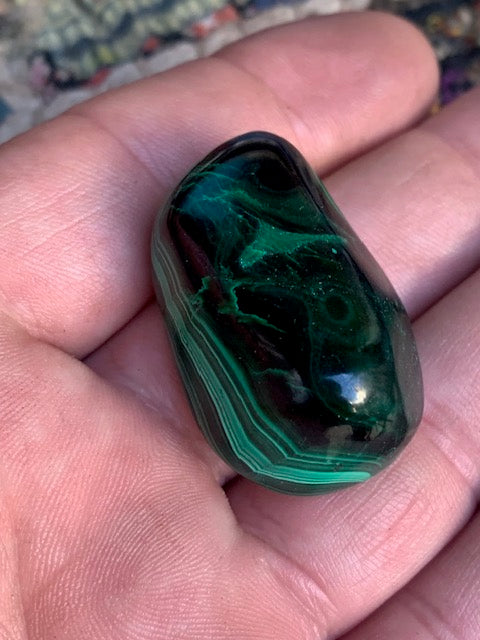 Malachite, tumbled stone of 36 mm x 25 x 17 - 34.8 gr.