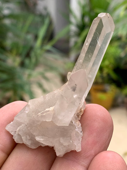 Cristal de Roche – Pointe laser jumelée naturelle – ±33 mm de haut × 65 mm de large × 30 mm d’épaisseur – 22 gr. !