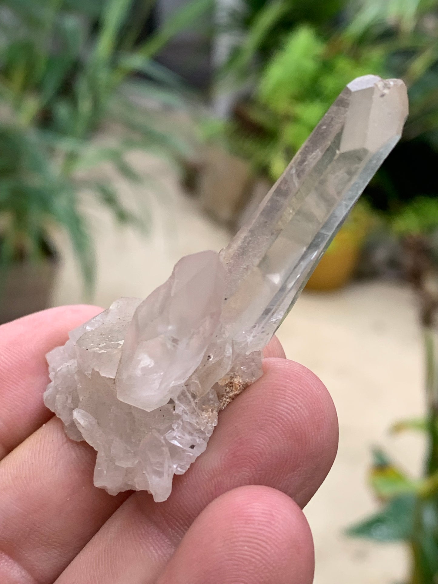 Cristal de Roche – Pointe laser jumelée naturelle – ±33 mm de haut × 65 mm de large × 30 mm d’épaisseur – 22 gr. !