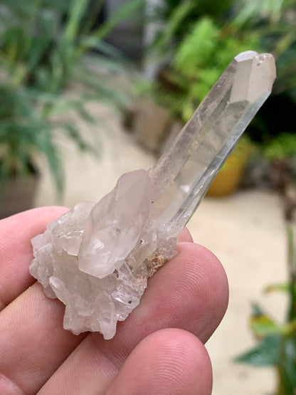 Cristal de Roche – Pointe laser jumelée naturelle – ±33 mm de haut × 65 mm de large × 30 mm d’épaisseur – 22 gr. !