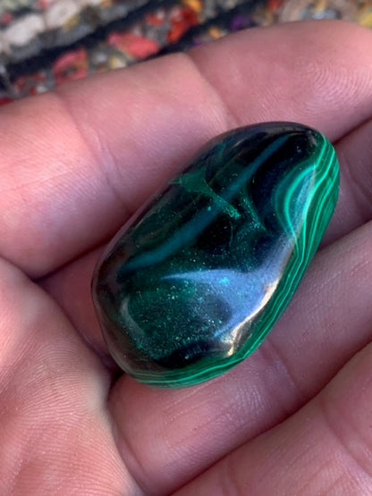 Malachite, tumbled stone of 36 mm x 25 x 17 - 34.8 gr.