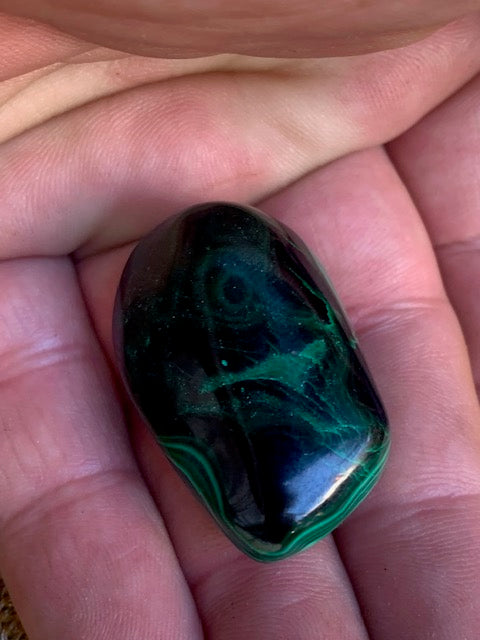 Malachite, tumbled stone of 36 mm x 25 x 17 - 34.8 gr.