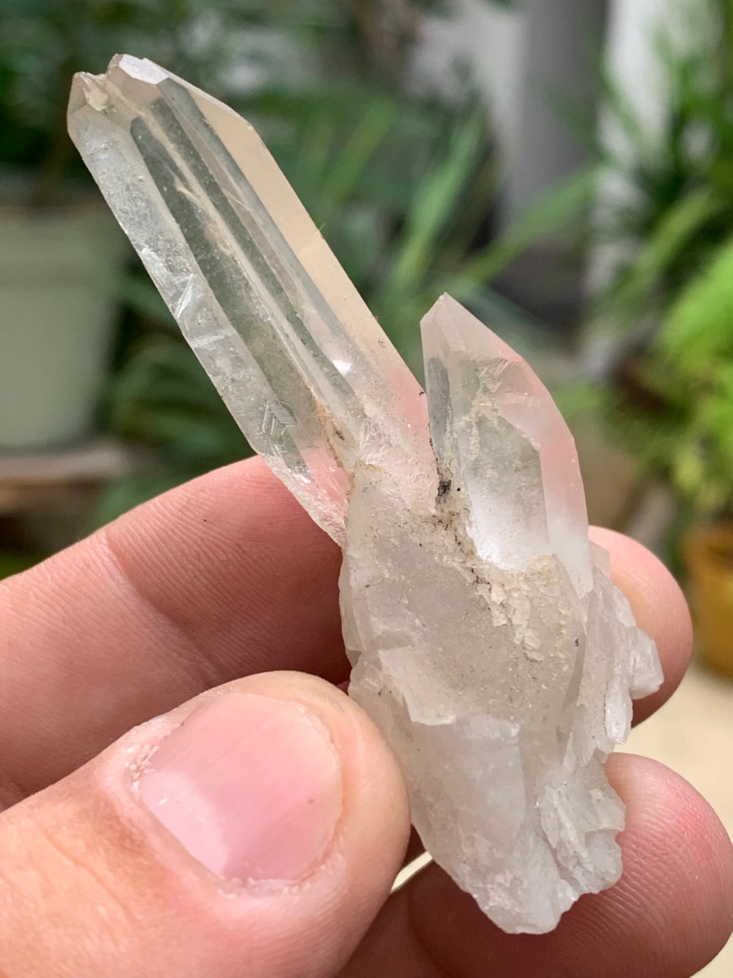 Cristal de Roche – Pointe laser jumelée naturelle – ±33 mm de haut × 65 mm de large × 30 mm d’épaisseur – 22 gr. !