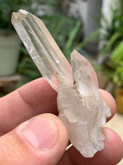 Cristal de Roche – Pointe laser jumelée naturelle – ±33 mm de haut × 65 mm de large × 30 mm d’épaisseur – 22 gr. !