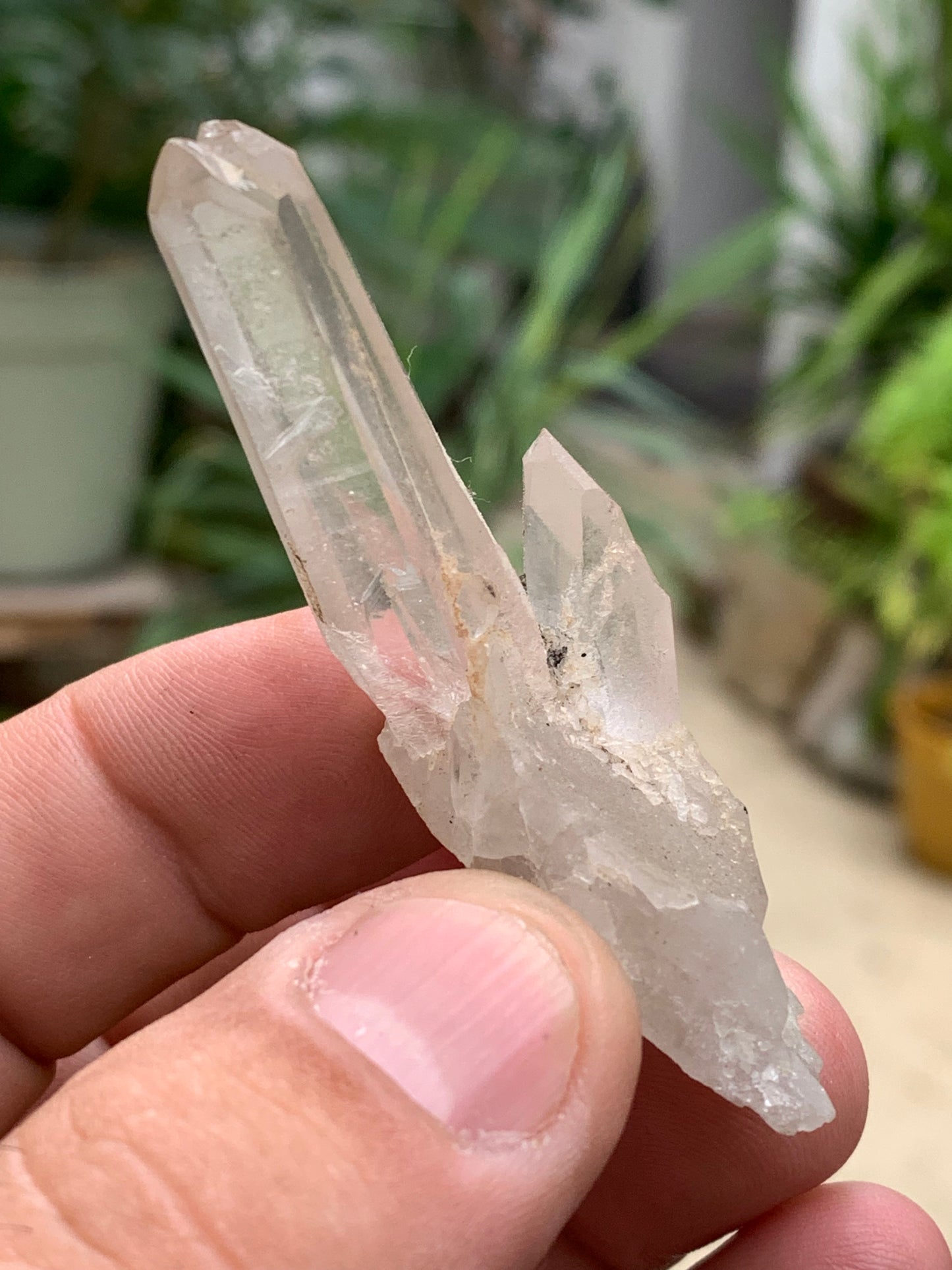 Cristal de Roche – Pointe laser jumelée naturelle – ±33 mm de haut × 65 mm de large × 30 mm d’épaisseur – 22 gr. !