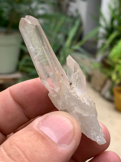 Cristal de Roche – Pointe laser jumelée naturelle – ±33 mm de haut × 65 mm de large × 30 mm d’épaisseur – 22 gr. !