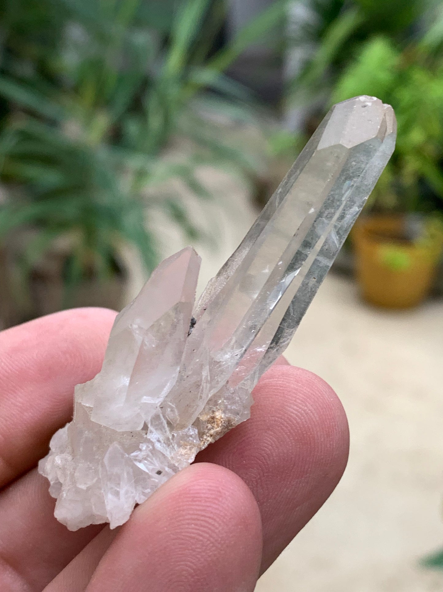 Cristal de Roche – Pointe laser jumelée naturelle – ±33 mm de haut × 65 mm de large × 30 mm d’épaisseur – 22 gr. !