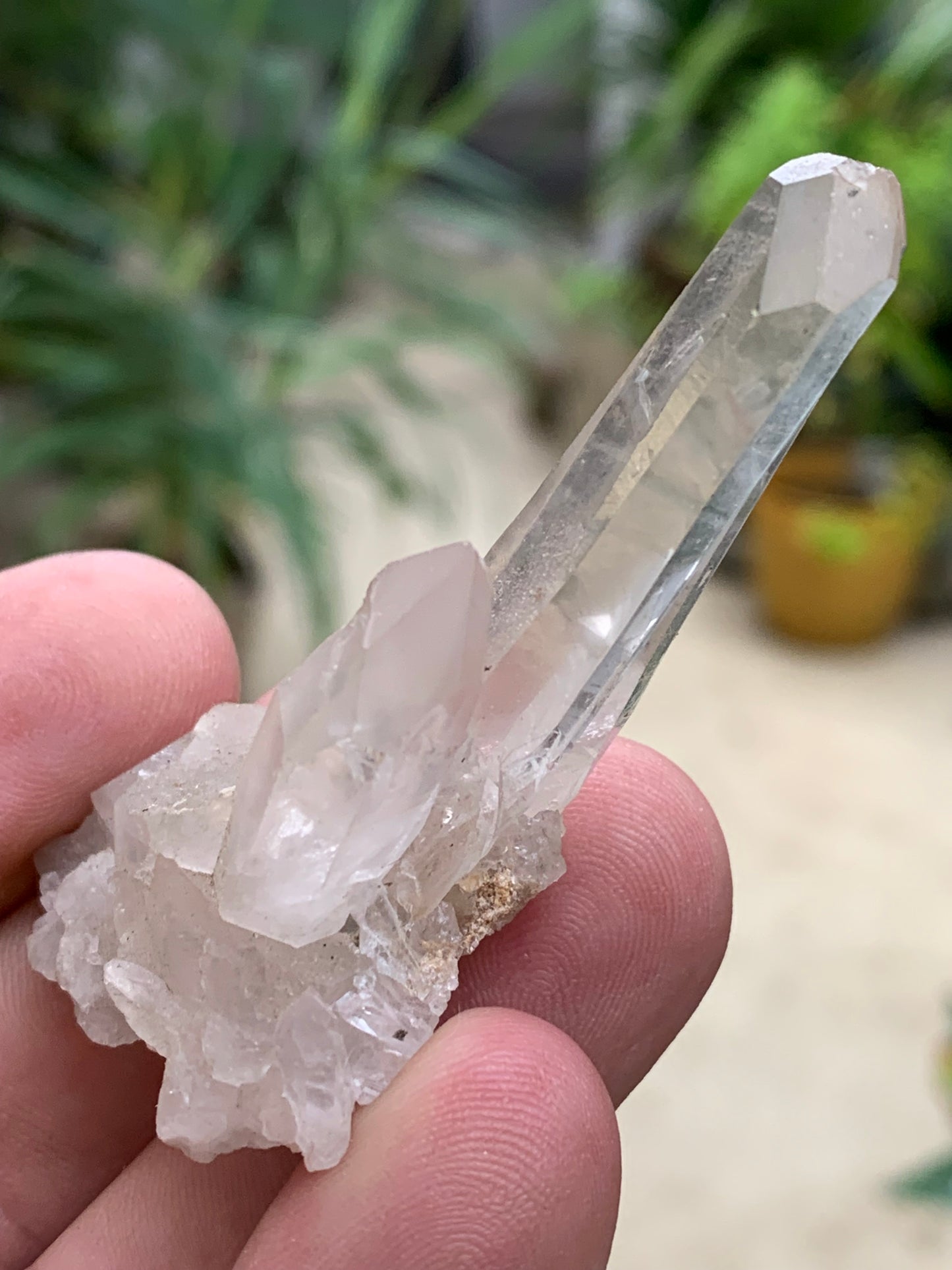 Cristal de Roche – Pointe laser jumelée naturelle – ±33 mm de haut × 65 mm de large × 30 mm d’épaisseur – 22 gr. !