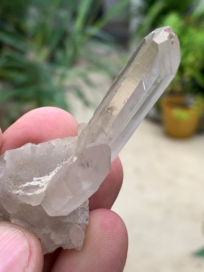 Cristal de Roche – Pointe laser jumelée naturelle – ±33 mm de haut × 65 mm de large × 30 mm d’épaisseur – 22 gr. !