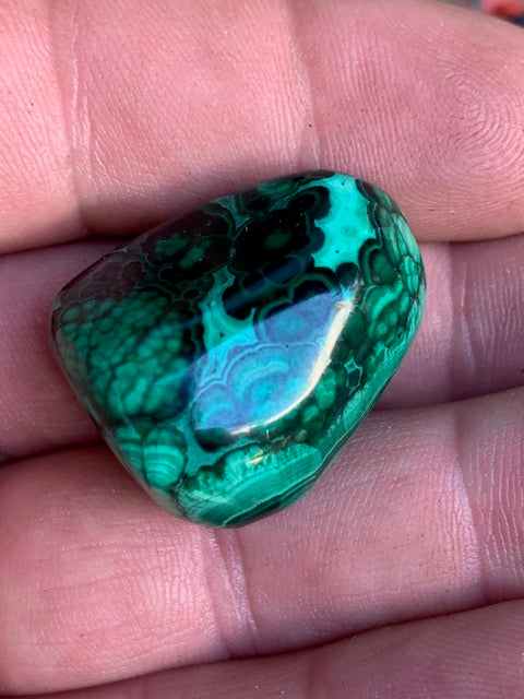 Malachite, tumbled stone of 34 mm x 24 x 18 - 26.3 gr.