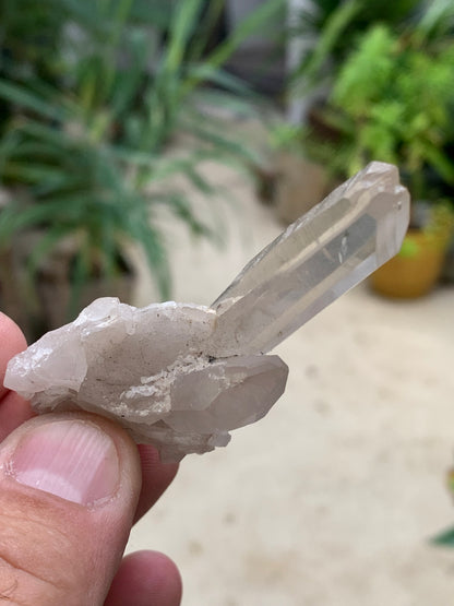 Cristal de Roche – Pointe laser jumelée naturelle – ±33 mm de haut × 65 mm de large × 30 mm d’épaisseur – 22 gr. !