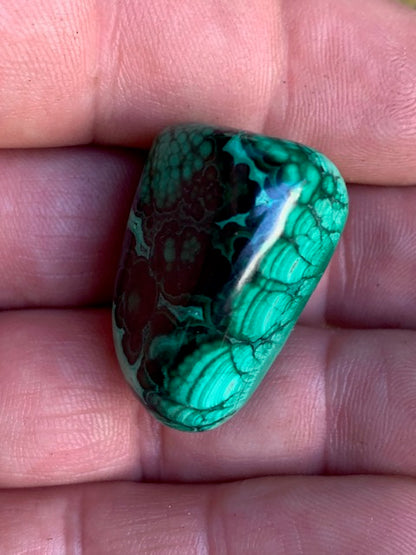 Malachite, tumbled stone of 34 mm x 24 x 18 - 26.3 gr.