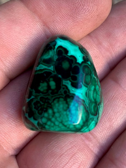 Malachite, tumbled stone of 34 mm x 24 x 18 - 26.3 gr.