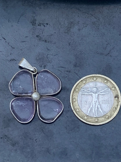 Améthyste, pendentif 'tréfle à 4 feuilles' de 35mm de hauteur x 25 de largeur x 4 d'épaisseur. Vendu avec cordon réglable de couleur noire offert !