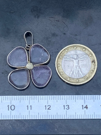 Améthyste, pendentif 'tréfle à 4 feuilles' de 35mm de hauteur x 25 de largeur x 4 d'épaisseur. Vendu avec cordon réglable de couleur noire offert !