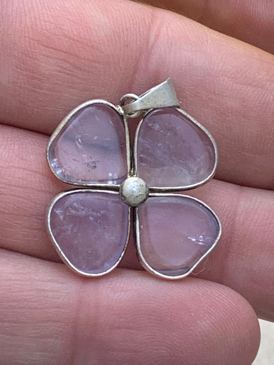 Améthyste, pendentif 'tréfle à 4 feuilles' de 35mm de hauteur x 25 de largeur x 4 d'épaisseur. Vendu avec cordon réglable de couleur noire offert !