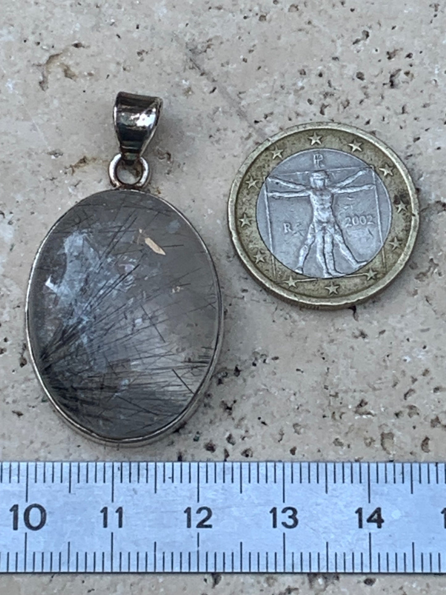 Cristal de roche/ quartz avec inclusions de tourmaline noire ! Pendentif en Argent, 43 mm de hauteur x 25 de largeur x 10 d'épaisseur. Vendu avec cordon réglable de couleur noire !