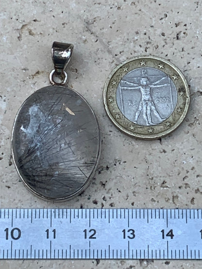Cristal de roche/ quartz avec inclusions de tourmaline noire ! Pendentif en Argent, 43 mm de hauteur x 25 de largeur x 10 d'épaisseur. Vendu avec cordon réglable de couleur noire !