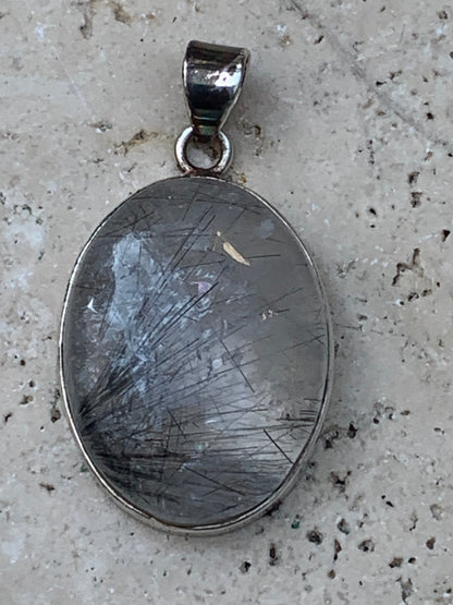Cristal de roche/ quartz avec inclusions de tourmaline noire ! Pendentif en Argent, 43 mm de hauteur x 25 de largeur x 10 d'épaisseur. Vendu avec cordon réglable de couleur noire !