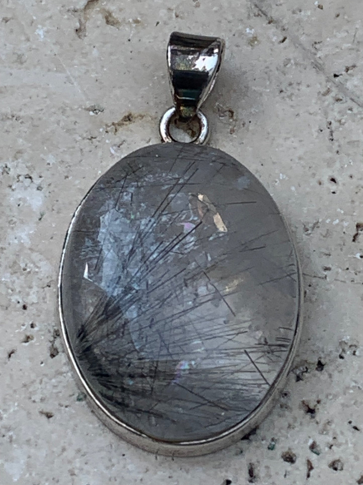 Cristal de roche/ quartz avec inclusions de tourmaline noire ! Pendentif en Argent, 43 mm de hauteur x 25 de largeur x 10 d'épaisseur. Vendu avec cordon réglable de couleur noire !