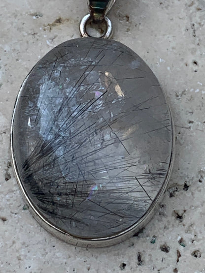 Cristal de roche/ quartz avec inclusions de tourmaline noire ! Pendentif en Argent, 43 mm de hauteur x 25 de largeur x 10 d'épaisseur. Vendu avec cordon réglable de couleur noire !