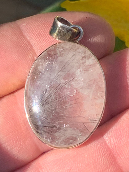 Cristal de roche/ quartz avec inclusions de tourmaline noire ! Pendentif en Argent, 43 mm de hauteur x 25 de largeur x 10 d'épaisseur. Vendu avec cordon réglable de couleur noire !