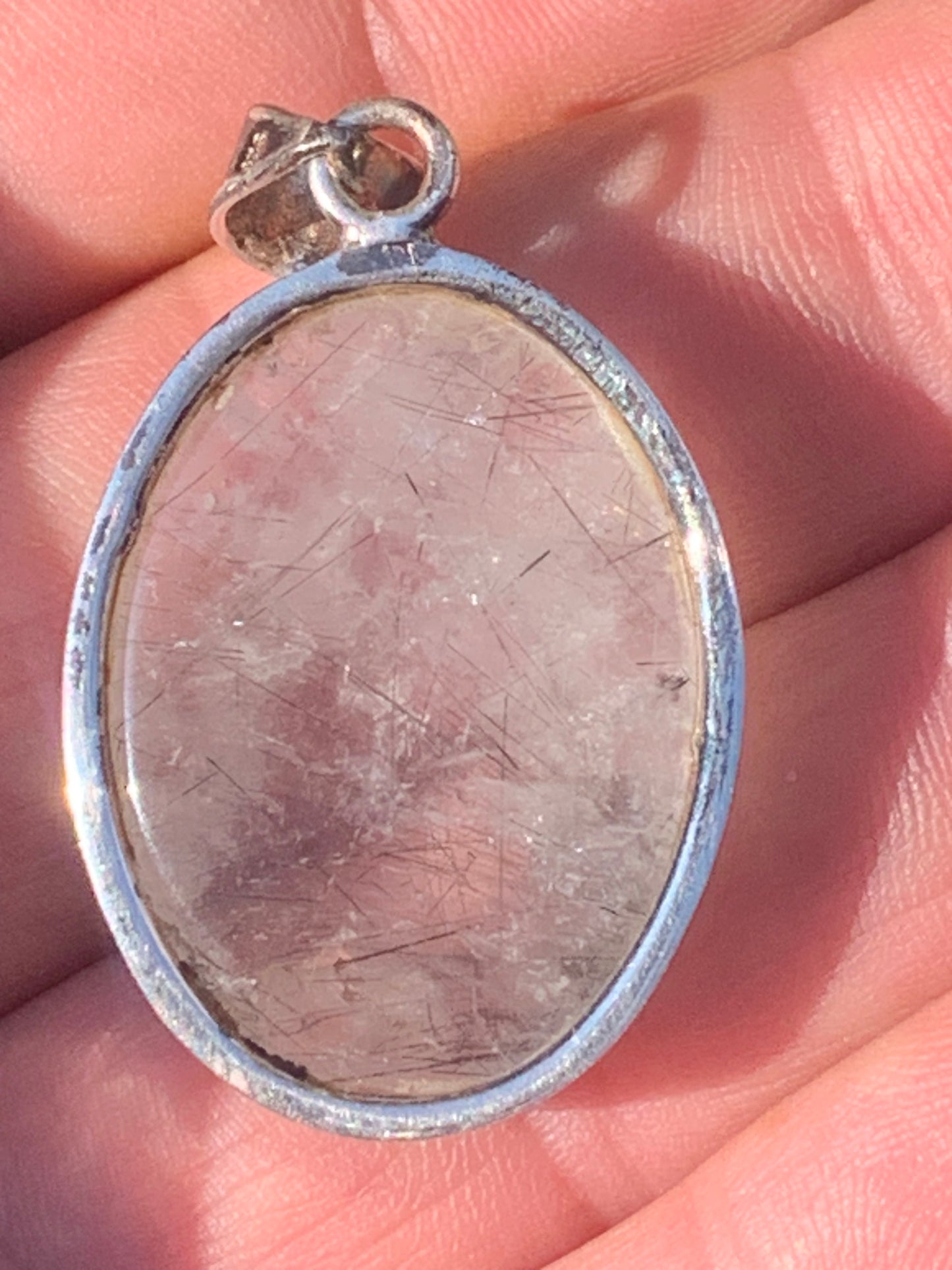 Cristal de roche/ quartz avec inclusions de tourmaline noire ! Pendentif en Argent, 43 mm de hauteur x 25 de largeur x 10 d'épaisseur. Vendu avec cordon réglable de couleur noire !