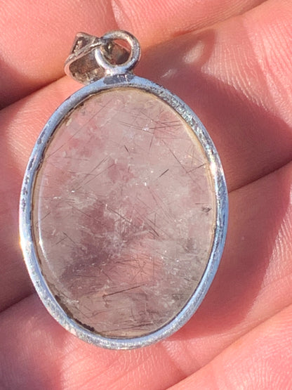 Cristal de roche/ quartz avec inclusions de tourmaline noire ! Pendentif en Argent, 43 mm de hauteur x 25 de largeur x 10 d'épaisseur. Vendu avec cordon réglable de couleur noire !
