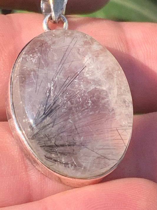 Cristal de roche/ quartz avec inclusions de tourmaline noire ! Pendentif en Argent, 43 mm de hauteur x 25 de largeur x 10 d'épaisseur. Vendu avec cordon réglable de couleur noire !