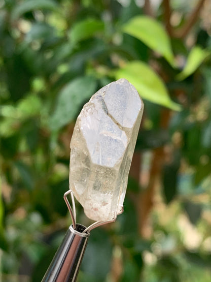 Cristal de Roche – Cristaux naturels jumelés – ± 27 mm de haut × 22 × 10 – 8 gr. !