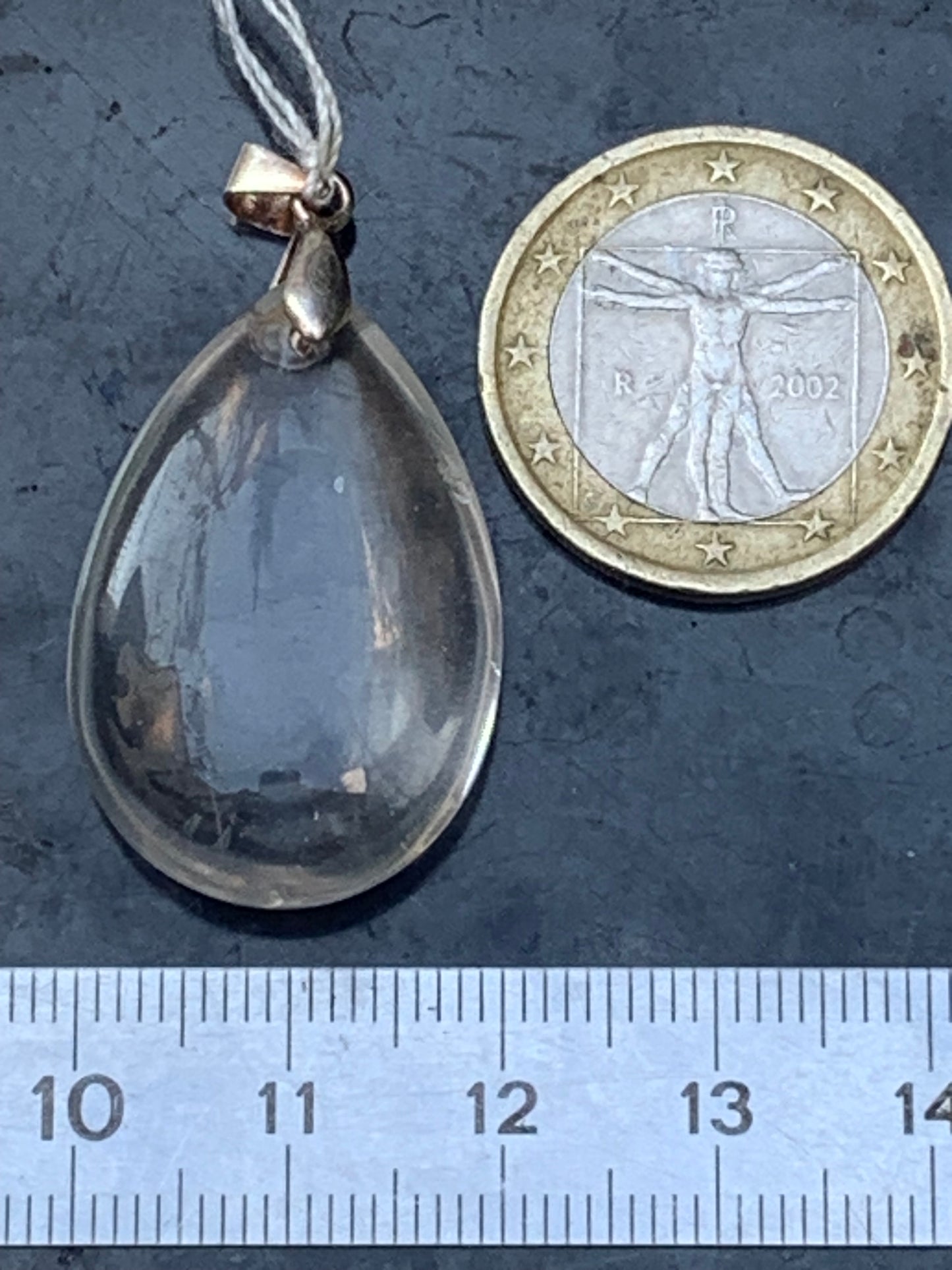 Cristal de roche/ quartz, pendentif 'goutte' en Argent de qualité AAA, 40mm de hauteur x 20 de largeur x 9 d'épaisseur. Vendu avec cordon réglable de couleur noire ! Un bijou en cristal, pour ceux qui aiment marcher entre lumière et mystère !