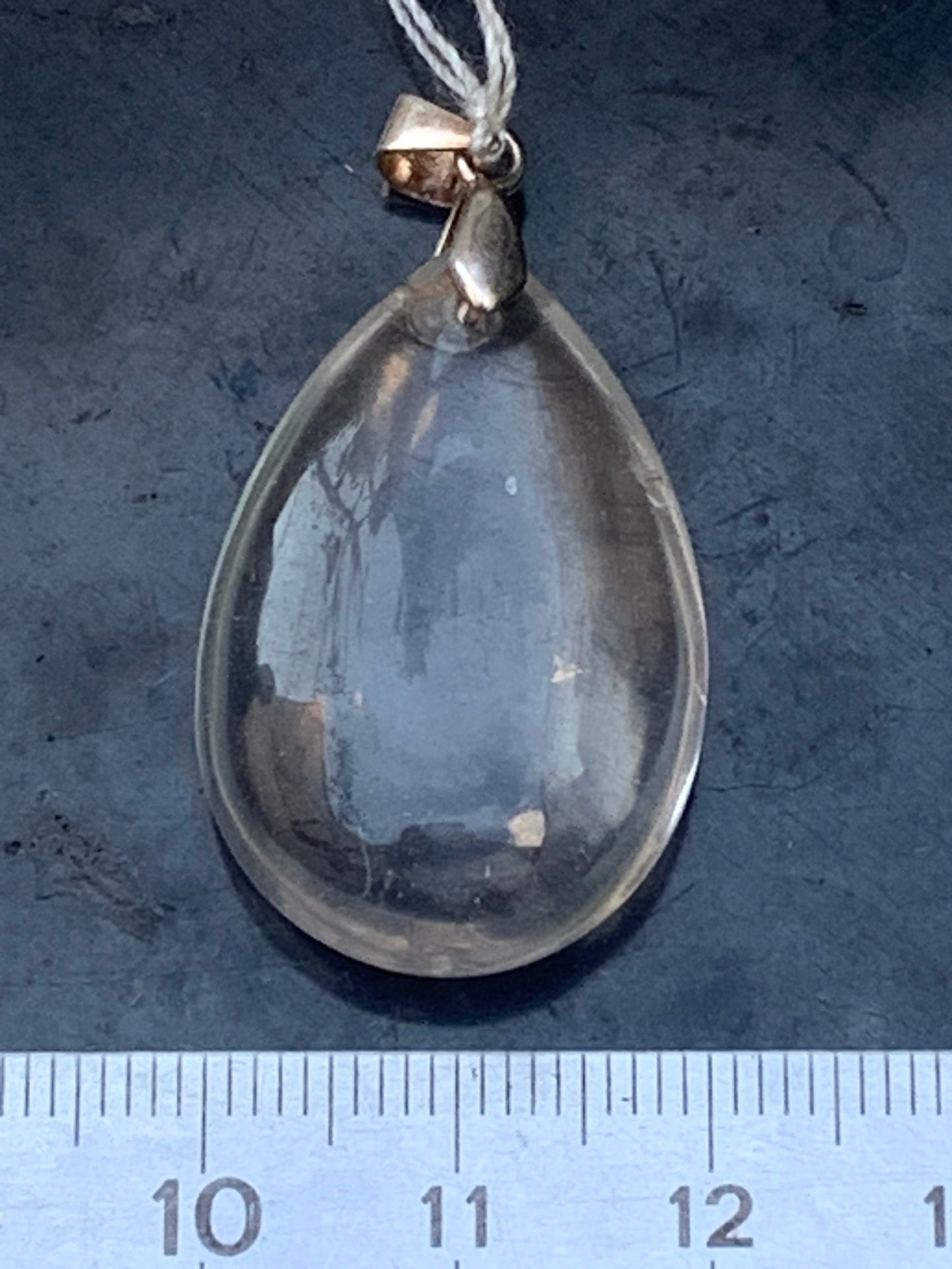 Cristal de roche/ quartz, pendentif 'goutte' en Argent de qualité AAA, 40mm de hauteur x 20 de largeur x 9 d'épaisseur. Vendu avec cordon réglable de couleur noire ! Un bijou en cristal, pour ceux qui aiment marcher entre lumière et mystère !