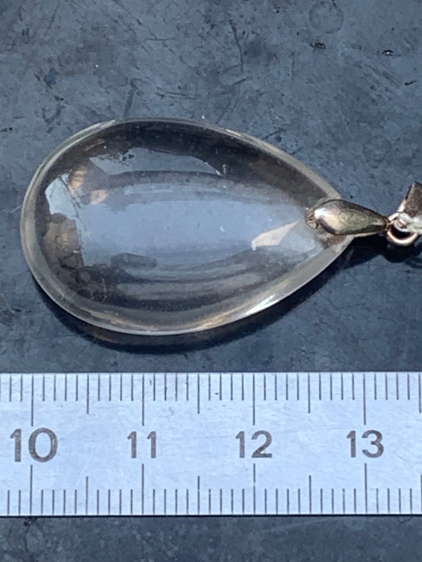 Cristal de roche/ quartz, pendentif 'goutte' en Argent de qualité AAA, 40mm de hauteur x 20 de largeur x 9 d'épaisseur. Vendu avec cordon réglable de couleur noire ! Un bijou en cristal, pour ceux qui aiment marcher entre lumière et mystère !
