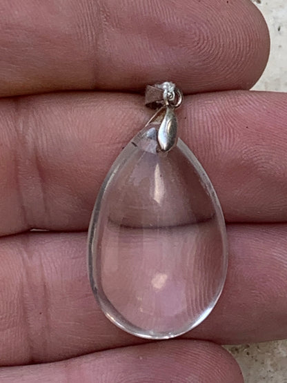 Cristal de roche/ quartz, pendentif 'goutte' en Argent de qualité AAA, 40mm de hauteur x 20 de largeur x 9 d'épaisseur. Vendu avec cordon réglable de couleur noire ! Un bijou en cristal, pour ceux qui aiment marcher entre lumière et mystère !
