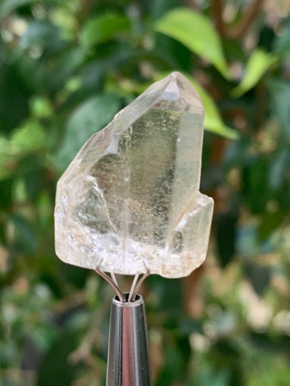 Cristal de Roche – Cristaux naturels jumelés – ± 27 mm de haut × 22 × 10 – 8 gr. !