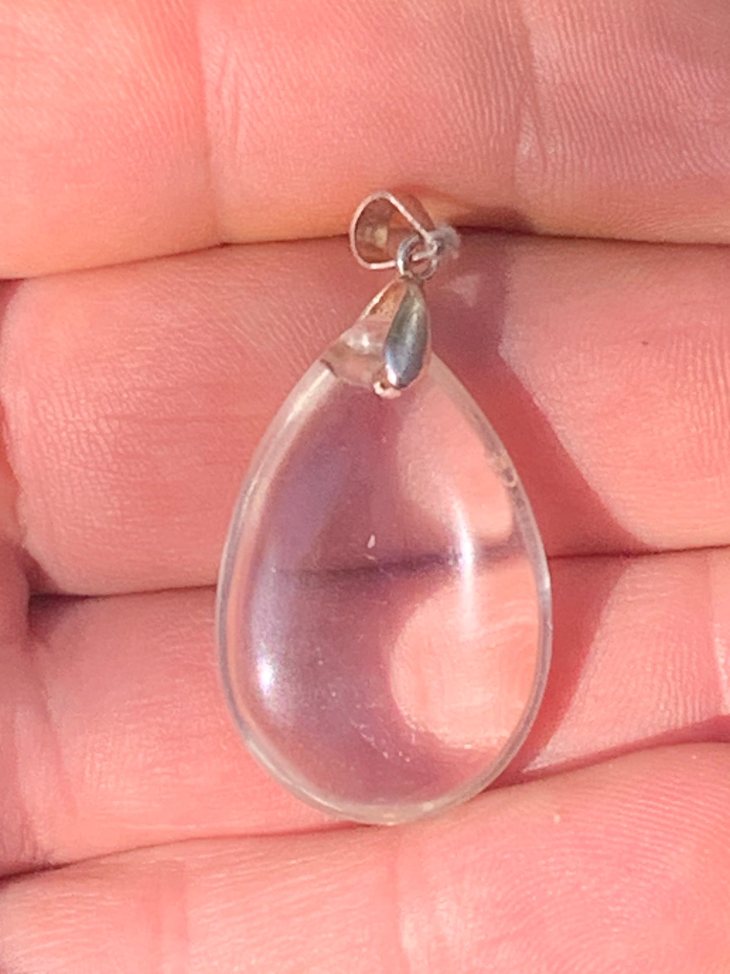 Cristal de roche/ quartz, pendentif 'goutte' en Argent de qualité AAA, 40mm de hauteur x 20 de largeur x 9 d'épaisseur. Vendu avec cordon réglable de couleur noire ! Un bijou en cristal, pour ceux qui aiment marcher entre lumière et mystère !