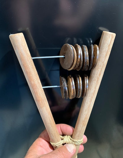 Rakatak double avec disques de noix de coco - Produit un son puissant rappelant celui des castagnettes. 28 x 14 x 4 cm