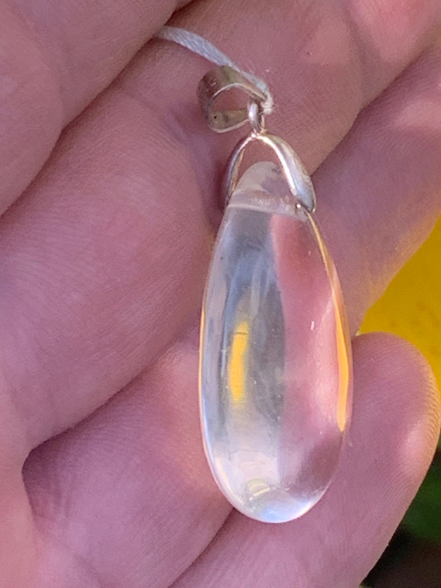 Cristal de roche/ quartz, pendentif 'goutte' en Argent de qualité AAA, 40mm de hauteur x 20 de largeur x 9 d'épaisseur. Vendu avec cordon réglable de couleur noire ! Un bijou en cristal, pour ceux qui aiment marcher entre lumière et mystère !